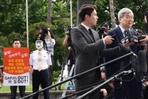 [서울포토] 검찰 소환된 조양호 회장과 피켓시위하는 박창진 전 사무장