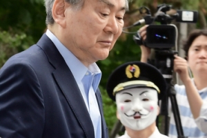 [서울포토] 검찰 출석하는 조양호 회장과 가면쓴 대한항공 조종사