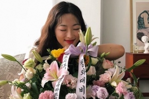 유튜버 새벽, ‘청와대 비서실’ 화환 공개…청와대 “그런 화환 안 보내”