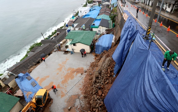 부산, 시간당 최대 35㎜의 폭우…무너져내린 공사장 옹벽