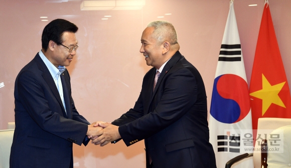 성장현(왼쪽) 서울 용산구청장이 지난 26일 종로구 주한베트남 대사관을 방문해 응우옌부뚜 대사를 면담한 자리에서 용산다문화박물관 건립과 관련해 협조 요청을 하고 있다. 박윤슬 기자 seul@seoul.co.kr