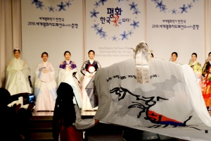 한한국 평화작가 “평양에서 세계평화지도패션쇼 추진하겠다”