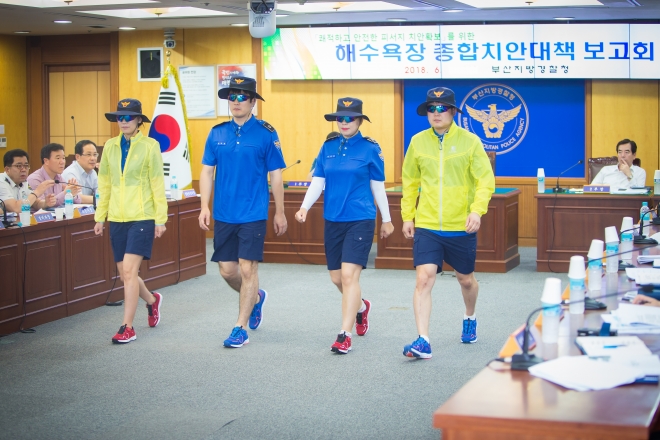 부산경찰청은 본격적인 해수욕장 개장에 맞춰 7월 1일~8월 31일까지 약 2개월간 해운대 해수욕장을 비롯한 7개 해수욕장에 여름경찰관서를 운영한다고 29일 밝혔다.<부산경찰청 제공>. 