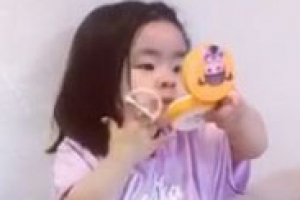 이윤지 딸 라니, 얼굴에 선팩트 두드리는 야무진 손길 ‘귀요미’