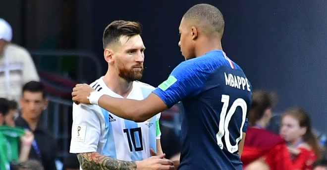아르헨티나를 상대로 혼자 2골을 터뜨려 프랑스의 8강 진출을 이끈 킬리앙 음바페(오른쪽)가 경기가 끝난 후 리오넬 메시와 악수를 하고 있다. AFP연합뉴스