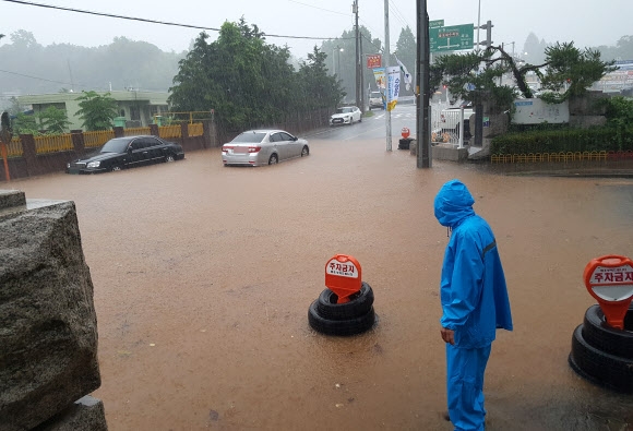 폭우에 잠긴 도로