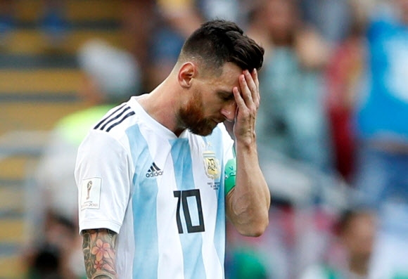 아르헨티나의 간판스타 리오넬 메시가 1일 카잔 아레나에서 끝난 러시아월드컵 프랑스와의 16강전 도중 손으로 이마를 짚으며 실망한 표정을 짓고 있다.  카잔 로이터 연합뉴스