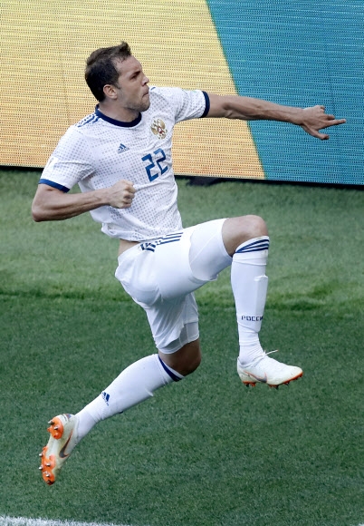 러시아 대표팀의 아르&#53792; 주바가 2일 스페인과의 러시아월드컵 16강전 전반 41분 페널티킥 동점 골을 넣은 뒤 어퍼컷을 넣고 있다. 모스크바 AP 연합뉴스