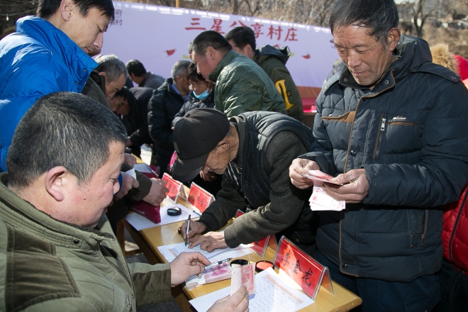 중국 삼성이 지원한 나눔빌리지 펜션 건립 및 운영 합작회사에서 지난 1월 수입의 50%를 배당금으로 주민들에게 나눠주고 있다. 출처: 중국 삼성
