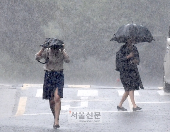 태풍 쁘라삐룬이 한반도에 상륙한 2일 서울의 한 거리에 시민들이 폭우를 맞으며 걷고 있다. 2018.7.2  박지환 기자 popocar@seoul.co.kr