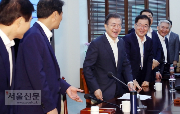 문재인 대통령이 2일 오후 청와대 여민관에서 열린 수석보좌관회의에 밝은 표정으로 입장하고 있다. 2018. 7. 2  도준석 기자 pado@seoul.co.kr