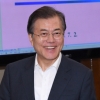 [서울포토] 문 대통령, 밝은 표정으로 수석·보좌관 회의 참석