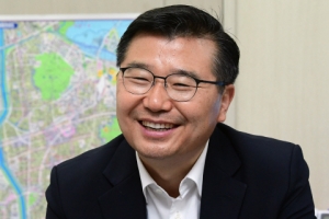 [민선7기 단체장에 듣는다] “주민의 힘이 행정의 힘보다 강하다…소통하는 중랑시대 열 것”