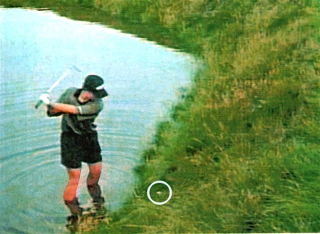 지난 1998년 US오픈 18번홀에서 박세리가 물속에 들어가 수풀 속의 공을 쳐내는 ‘맨발샷’. AP 자료사진 연합뉴스