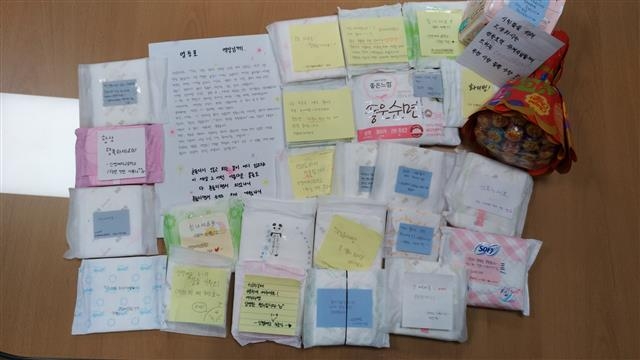 지난 3월 ‘5분의1’ 캠페인에 인천 인명여고 1학년 7반 학생들이 기부한 생리대 하나하나에 응원 메시지가 적혀 있다.  김지예 기자 jiye@seoul.co.kr