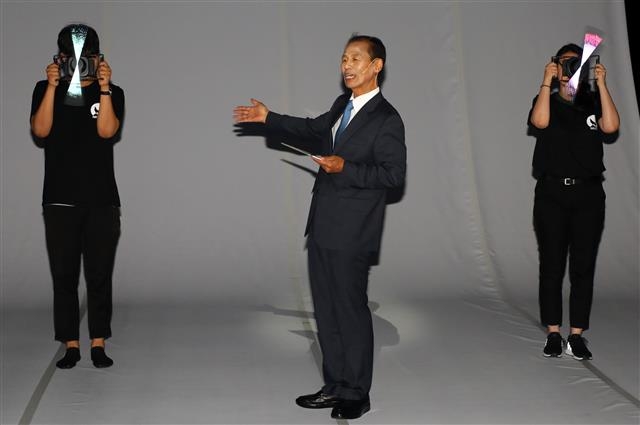 2일 강원 춘천시 몸짓극장에서 열린 기자회견에서 최문순(가운데) 강원도지사가 홀로그램 퍼포먼스에 대해 설명하고 있다.  춘천 뉴스1