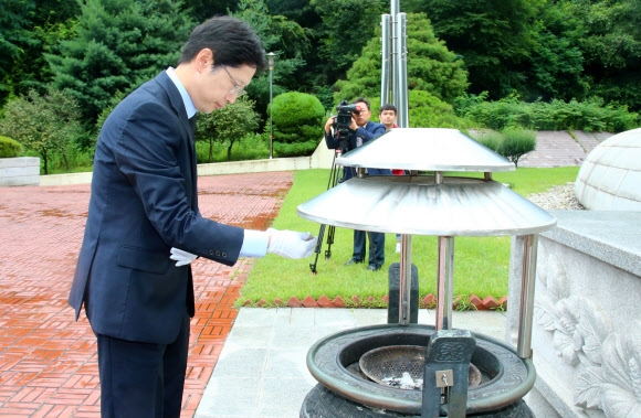 2일 김경수 경남지사가 취임선서를 하기에 앞서 창원 충혼탑에서 분향하고 있다.  경남도 제공