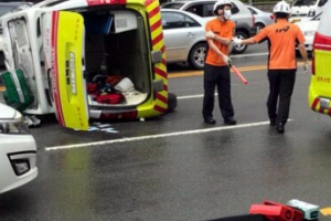 119구급차가 승합차에 받쳐…이송 중이던 응급환자 숨져