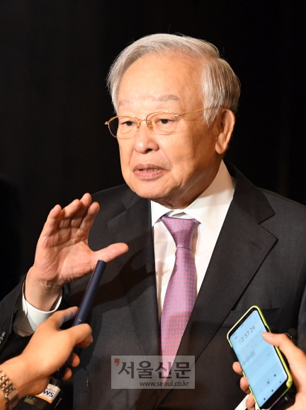 [서울포토] 질문에 답하는 손경식 한국경영자총협회장