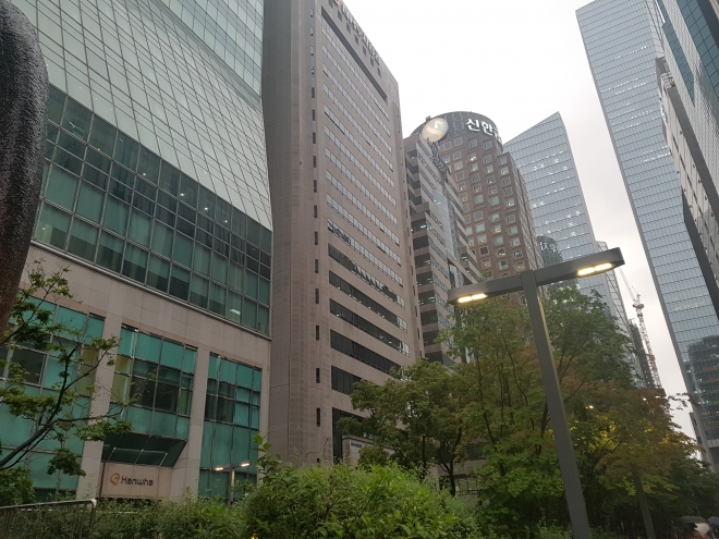 왼쪽부터 한화투자증권, NH투자증권, KTB투자증권, 신한금융투자 본사 건물.