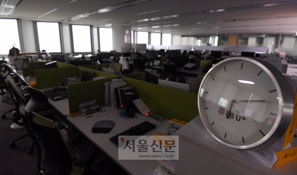 ‘주 52시간 근무제’가 본격화된 가운데 일부 기업에서는 ‘강제 퇴근’ 뒤 집에서 업무를 마무리해야 하는 상황도 일어나고 있다. 오후 6시 12분쯤 직원들이 모두 퇴근해 텅 비어 있는 서울 시내 한 사무실의 모습.  박윤슬 기자 seul@seoul.co.kr