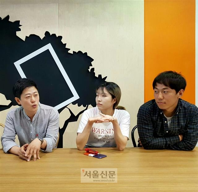 3일 서울청년예술단 사업에 참여 중인 극단 ‘너다워서 아름답다’의 손성현씨가 서울신문과 인터뷰하고 있다. 왼쪽부터 손씨, 김해린씨, 지성훈씨.