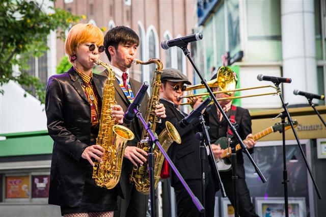 서울청년예술단 단체 TNGOS(Team New Generation of Ska)가 지난해 8월 신촌에서 열린 ‘뉴제너레이션 오브 스카 페스티벌’에서 공연을 하고 있다. 스카는 1950년대 후반 자메이카에서 발생한 음악 장르 중 하나다. 서울시 제공 