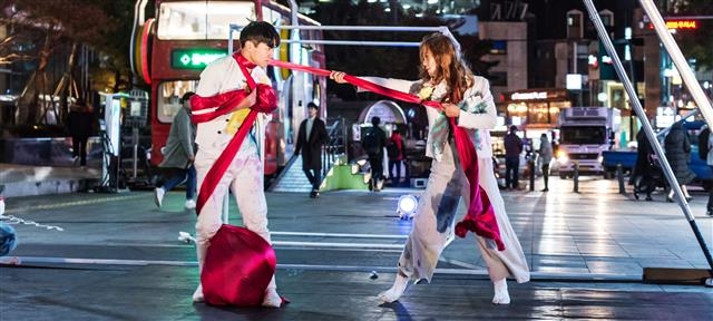 박골박스가 지난해 11월 신촌에서 공연 ‘네모’를 선보이고 있다.  서울시 제공