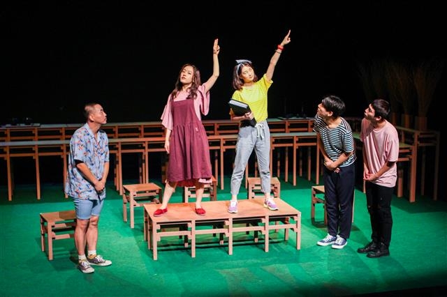 요지컴퍼니가 지난해 8월 ‘살기로운 생활’이라는 제목의 연극을 공연하고 있다. 서울시 제공