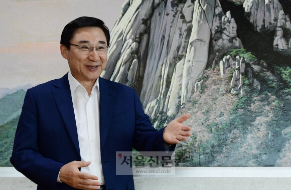 3일 서울 도봉구청에서 이동진 도봉구청장이 향후 4년간 도봉구 발전 구상에 대해 이야기하고 있다.  이종원 선임기자 jongwon@seoul.co.kr