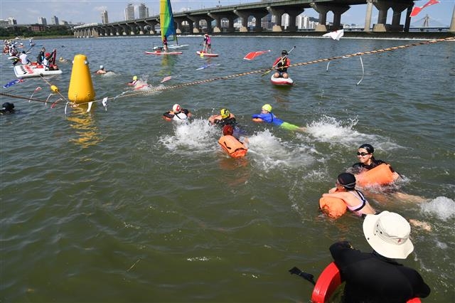 서울 중구가 지난해 개최한 초등학생 한강 건너기 수영대회에서 아이들이 실력을 뽐내고 있다.  중구 제공