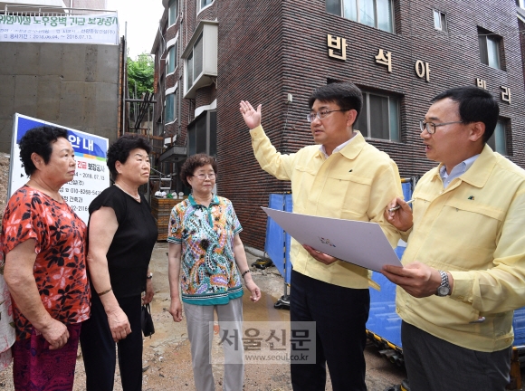 오승록(오른쪽 두 번째) 노원구청장이 지난 2일 서울 노원구 상계동에 위치한 재난위험시설을 방문해 주민들에게 공사 진행 상황을 설명하고 있다.  최해국 선임기자 seaworld@seoul.co.kr