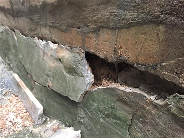 재난위험시설로 분류된 옹벽의 공사 전 모습.