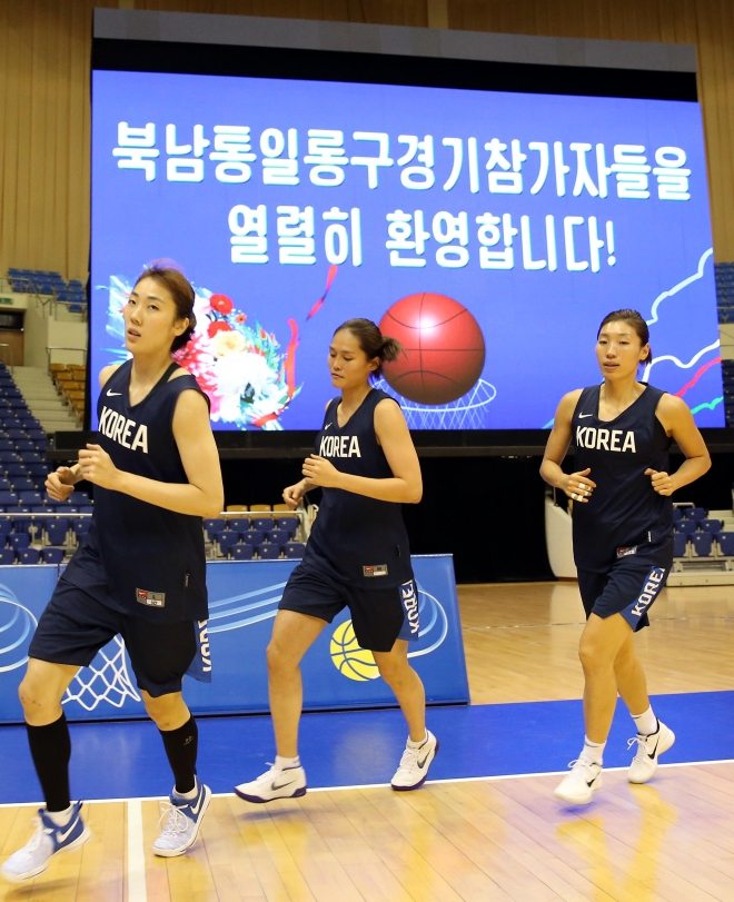 류경정주영체육관에서 훈련 중인 여자 농구대표팀
