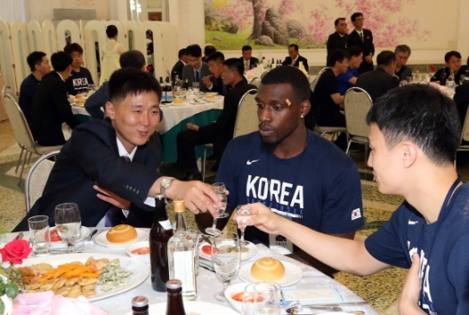 [서울포토] ‘건배’로 하나된 남북 농구 선수들