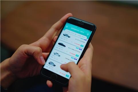 ㈜팀오투(대표 홍성주)가 ‘카모아’를 출시했다. 카모아는 바쁜 현대인들을 위한 맞춤형 O2O(Online to Offline) 서비스다. 고객은 어플리케이션 혹은 PC를 통해서 현재 차량 재고 상태와 금액을 실시간으로 확인할 수 있다.