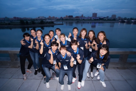 [서울포토] ‘남북통일농구’ 대동강 배경으로 사진찍는 남측 여자 선수단