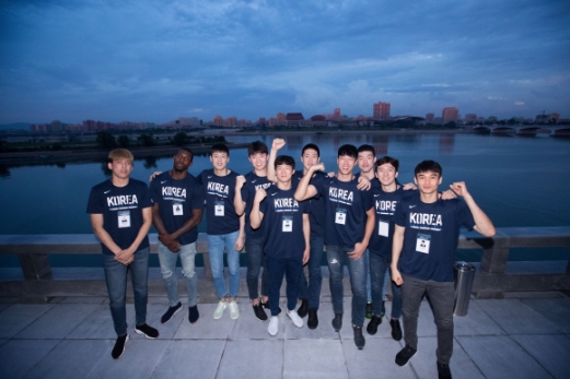 [서울포토] ‘남북통일농구’ 대동강 배경으로 사진찍는 남측 남자 선수단