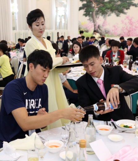 [서울포토] ‘주거니 받거니’ 술잔 기울이는 남북통일농구 선수들