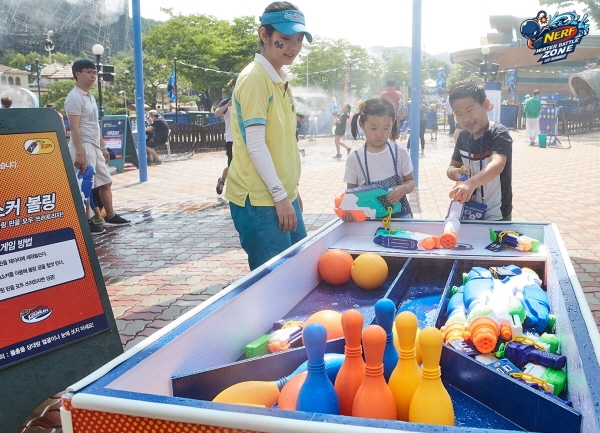 너프 워터배틀존에는 글로벌 No.1 슈팅완구이자 연령대를 불문하고 사랑받고 있는 너프의 대표적인 물총인 수퍼소커를 이용한 게임들이 참가자들을 기다리고 있다.