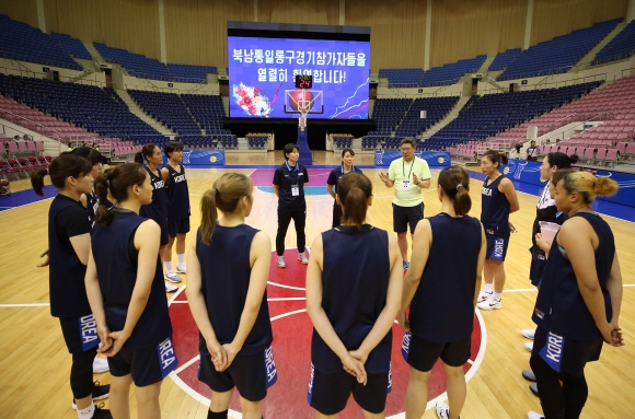 남북통일농구경기에 참가하는 여자 농구 선수단이 3일 평양 류경정주영체육관에서 연습을 하고 있다. 사진공동취재단.