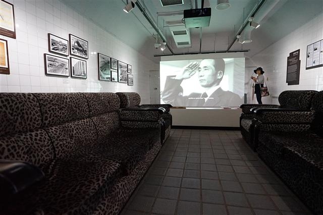 서울시립미술관 분관이 운영하는 지하벙커 안에서 박정희 전 대통령의 동영상이 나오고 있다.