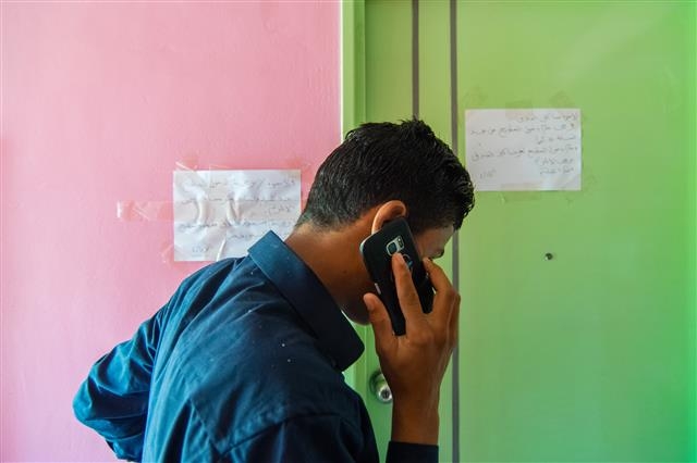 4일 한 예멘인 남성이 호텔 식당에서 누군가와 전화를 하고 있다. 제주 류재민 기자 phoem@seoul.co.kr