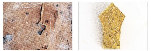 1917년 이후 100여년 만에 다시 이뤄진 충남 부여 능산리 고분군의 서쪽 고분군 발굴조사에서 백제시대 건물터와 금제 장식들이 발견됐다. 서쪽 능선에서 발견한 초석건물터(왼쪽)와 2호분에서 출토된 2.3㎝ 크기의 금제 장식. 연합뉴스