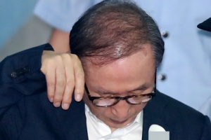 [포토] 수척한 모습으로 땀 닦으며 법정 향하는 MB