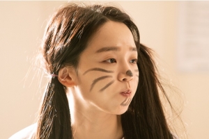 ‘서른이지만’ 신혜선, 환자복 입고 얼굴 낙서 “멘탈-피지컬 부조화”