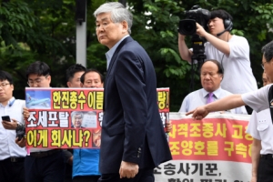 [서울포토] ‘묵묵부답’ 법원 들어서는 조양호 회장