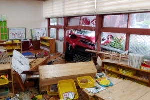 유치원으로 돌진한 승용차… 어린이 등 20명 부상