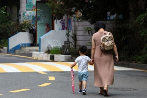 [저출산 대책] 방과후 돌봄 30만명 펑크… 육아휴직 고맙지만 소득 70% 싹둑