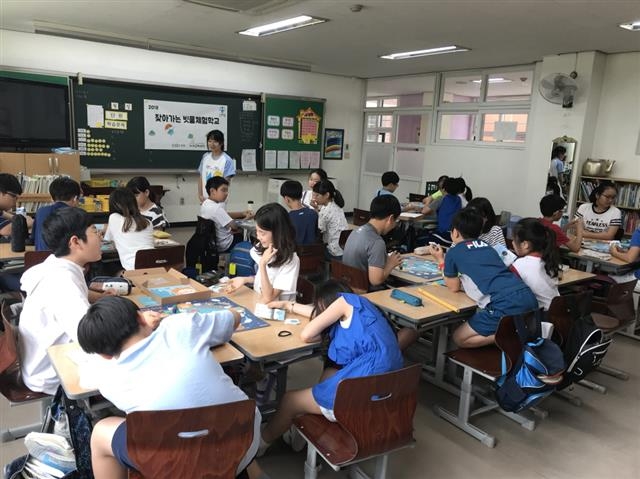 지난달 25일 서울 성북구 정덕초에서 진행된 ‘찾아가는 빗물체험학교’의 교육 모습.  성북구 제공